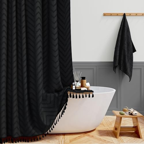 BTTN Boho Farmhouse Duschvorhang, Getufteter Chevron-Badvorhang mit Quasten, Langlebig & Waschbar, Vintage Bohemian Deko Rustikaler Duschvorhang-Set mit 12 Haken, 182 x 200 cm, Schwarz