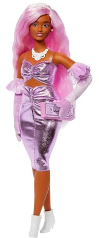Barbie Deluxe Style-docka nr 1 i Barbiecore-outfit, rosa hår och glittrig rosa klänning med accessoarer som sammetshandskar, sedelformad handväska med mera, HYV25