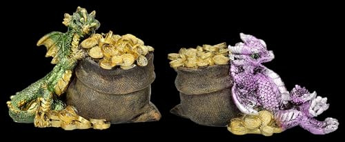 Figuren Shop GmbH Drachenfiguren als liebevolle Schatzhüter: 2er Set, Lila & Grüner Drache, Goldmünzen-Sack, 13 cm Breit