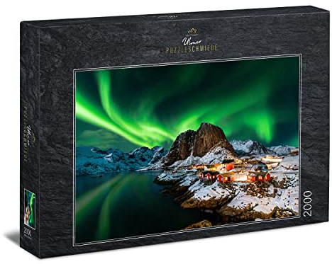 Ulmer Puzzleschmiede - Norwegen-Puzzle „Aurora Borealis - Nordlichter“ – 2000 Teile Puzzle – Puzzlemotiv der Polarlichter über dem Fischerdorf Hamnoy, Lofoten, Norwegen