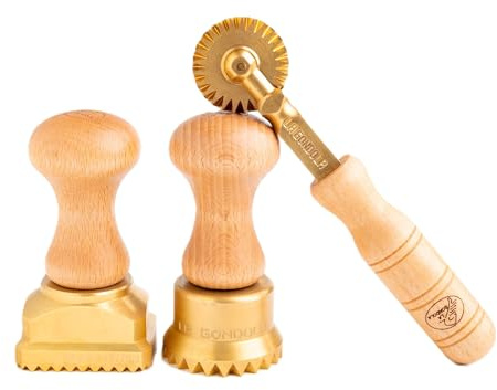 La Gondola Lot de 3 Outils pour Pâtes - Carré Décoré 45x55mm & Rond Décoré 50mm Timbres à Ravioli & Roulette Coupe-Pâtes (Roue Décoré) | Laiton & Bois Naturel | Sûr & Facile | Fabriqué en Italie