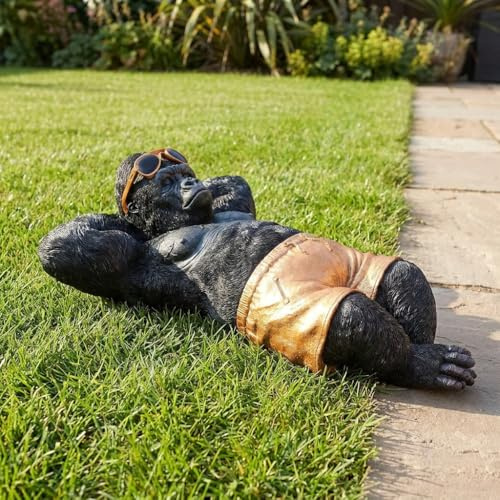 The Enchanted Garden RP044 Gartenfigur Chilling Gorilla Affe aus Kunstharz, 44 cm, Deko-Skulptur, groß, schwarz, orange