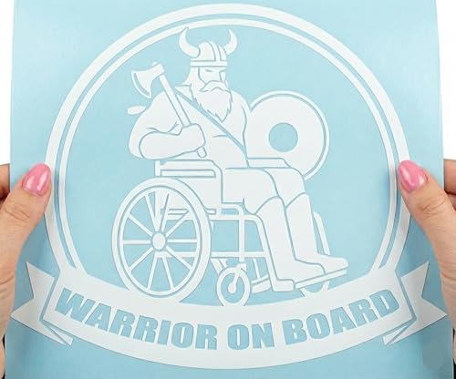 Autoaufkleber Warrior on Board Rollstuhl|Vinyl Sticker|Wetterfest & UV-Beständig|Behinderten-Aufkleber mit positivem Statement|coole Motive|Rollstuhlfahrer| Auto tunning Zubehör (Weiß, 15 cm)