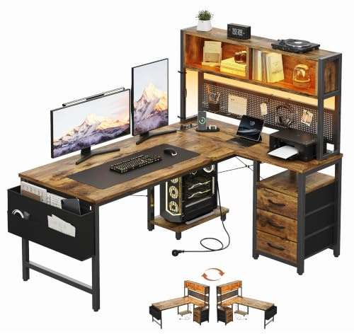 YOUDENOVA Bureau d'angle en L Réversible, Bureau Gaming avec Panneau Perforé et Étagères, Bureau avec LED et Prises, 3 Tiroirs et Poche de Rangement, Table pour Salon Domicile 135x100 cm Marron