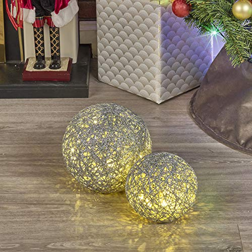 URBNLIVING Set di 2 sfere natalizie a LED, luce bianca calda, luci di Natale, luci d'atmosfera, decorazione natalizia per vetrine, alimentate a batteria, 3 x AA (argento con brillantini)