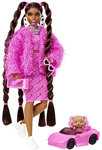 Barbie HHN06 - Extra Puppe (kurvig, braune Haare) mit 1980-Logo-Halskette, enthält Haustier im Cabrio und 15 Zubehörteile, Spielzeug für Kinder ab 3 Jahren
