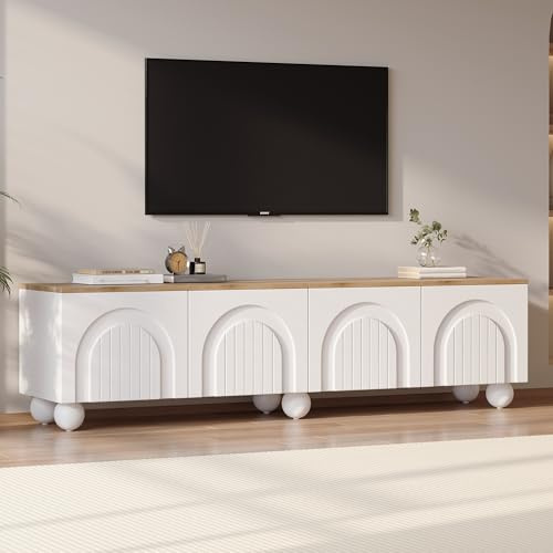 Qsddk TV Schrank mit Stauraum und 6 Kugelfuß Metallbeine, TV Lowboard für Fernseher bis zu 80 Zoll, Fernsehschrank Wohnzimmerschrank mit 4 Schränken, TV Möbel, 180x40x45 cm, Holzfarbe+Weiß