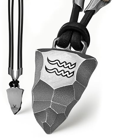 Element of Gods Titan-Anhänger Faustkeil mit Sternzeichen nach Wahl – Maskuline Herren-Halskette aus schwarzem Lederband und robustem Titan – Astrologie Schmuck & Zodiac Geschenk für Männer