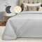 Beautissu copriletto 220x240 cm Olivia - Copriletto per letto a molle e divano in aspetto trapuntato - grande coperta traspirante - coperta da letto elegante senza tempo - grigio chiaro