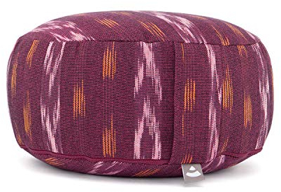 Bodhi Meditationskissen Rondo | Ethno Collection | Sitzkissen mit Tragegriff und abnehmbarem Bezug aus Baumwolle | Rundes Yogakissen mit Dinkelfüllung | Ikat-Webstoff (weinrot)