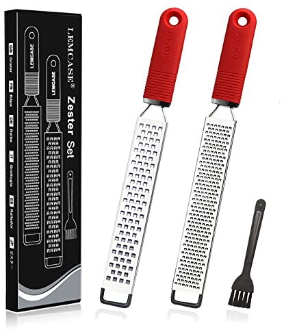 LEMCASE® Zester [Original] Reibe Edelstahl - Käsereibe, Parmesanreibe, Zitronenreibe, Küchenreibe mit Rutschfestem Silikon Griff | inkl. Schutzabdeckung & Reinigungsbürste | 2 Stück (Rot)