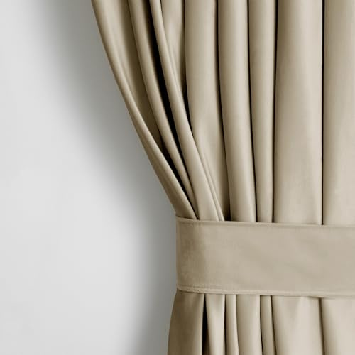 RESTILO Set Vorhang H 245 x B 140 cm mit Raffhalter 54 x 10 cm Optik Velvet | Beige 1 St. Ösenschal Samt Halbverdunkelungsvorhang Fensterdekoration Dekoschal Dekorvorhang