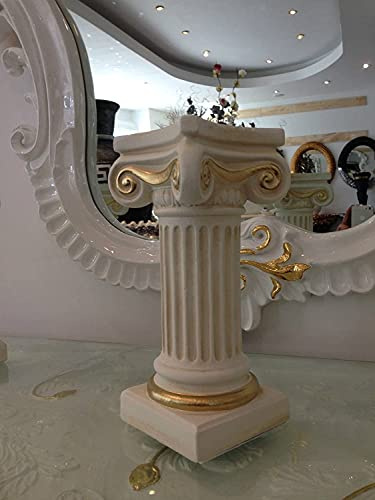 Eine kleine griechische Säule mit goldenen Accessoires. 25 cm.