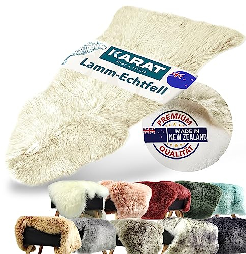 KARAT Lammfell echt Creme Flauschige Stuhlkissen Fell Deko für Wohzimmer & Kinderzimmer, Schafsfell Teppich, Fell Sitzauflage, Dekofell, Echtfell mit Lederrücken 90x60 cm (Audrey)