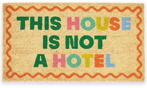 Fisura – Zerbino d’ingresso “Not a hotel” in cocco con base antiscivolo in PVC. Tappeto dipinto a mano in multicolor con un messaggio divertente per il tuo ingresso. Misure: 70 x 40 cm.
