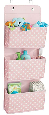 mDesign Hängeaufbewahrung mit DREI Taschen – Kinderzimmer Aufbewahrung aus Polypropylen für Kinderschuhe und Kinderkleidung – Taschengarderobe zum Hängen mit Pünktchen-Muster – rosa/weiß