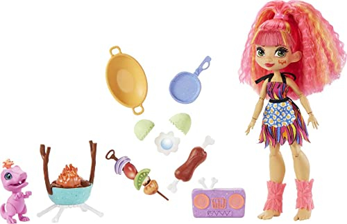 Cave Club Coffret Barbecue avec poupée préhistorique Emberly aux Cheveux Roses, Figurine bébé Dinosaure Flaire et Accessoires, Jouet pour Enfant, GNL96