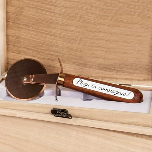Doni Bomboniere Matrimonio 4PZ Tagliapizza con Scritta sul Manico Partecipazioni Nozze Pensierino Utili Anniversario Cucina Pizza in Compagnia Idee Regalo Complete Originali Economiche