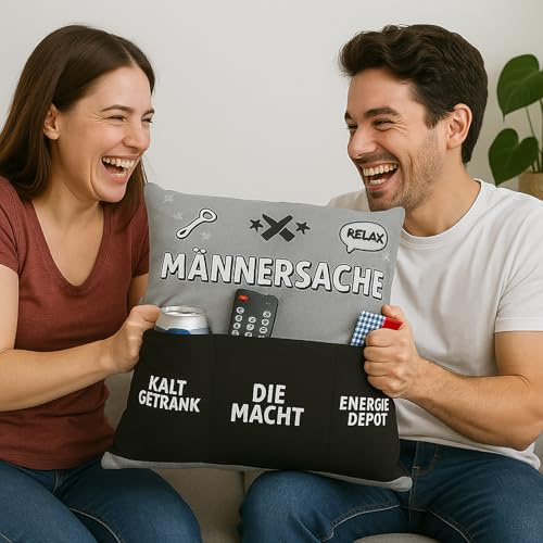 KAMACA Männersache Kissen 40x40 cm mit Flauschiger Füllung Sofakissen mit 3 Taschen in Grau-Schwarz und Aufdruck praktisches Männer-Geschenk für Papa Freund Opa Gaming Fußball (Männer - Sache)