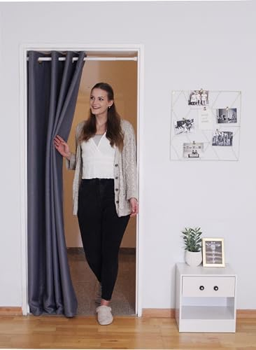 tinycurtains, Thermo Türvorhang mit Teleskopstange, einfache Montage in nur 1 Minute ohne Bohren (Türgardine grau H195 x B150 cm + Stange weiß B55-90 cm)
