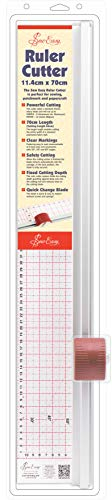 SewEasy Ruler-Cutter 70 cm (Skalierung in Zentimeter / 8 x 66 cm) Schneidelineal mit Messer. Kombination von 2 Werkzeugen: Rollschneider mit 45 mm Rundklinge und Sicherheitslineal in einem
