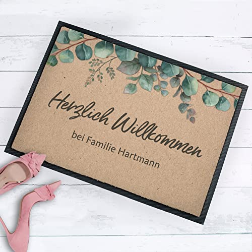 Herz & Heim® Personalisierte Fußmatte mit eigenem Wunschtext, Eukalyptus-Motiv, Innenbereich, rutschfest 70 cm x 50 cm (B/H)