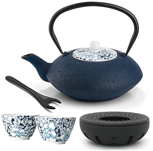 Bredemeijer Teekanne asiatisch Gusseisen Set 1.2 Liter - blaue Gusskanne mit Henkel & Edelstahl Tee-Filter Sieb-Einsatz für losen Tee & Porzellan Teebecher (2 Tassen) & Stövchen & Deckelheber