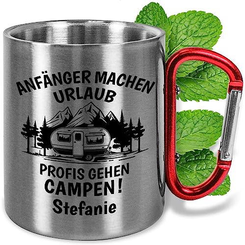 Edelstahl-Tasse mit Karabiner personalisiert „Anfänger machen Urlaub, Profis gehen Campen!“ – ca. 330ml – Metall-Becher mit Namen – Outdoor-Geschenke für Männer & Frauen (Campen, Griff Rot)
