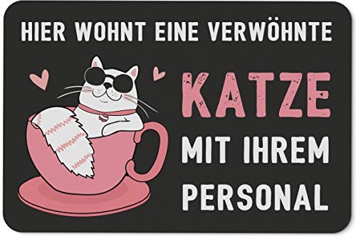 Tassenbrennerei Fußmatte mit Spruch Hier wohnt eine verwöhnte Katze mit Ihrem Personal - Türmatte lustig für innen & außen - Waschbar - Geschenk für Katzenbesitzer
