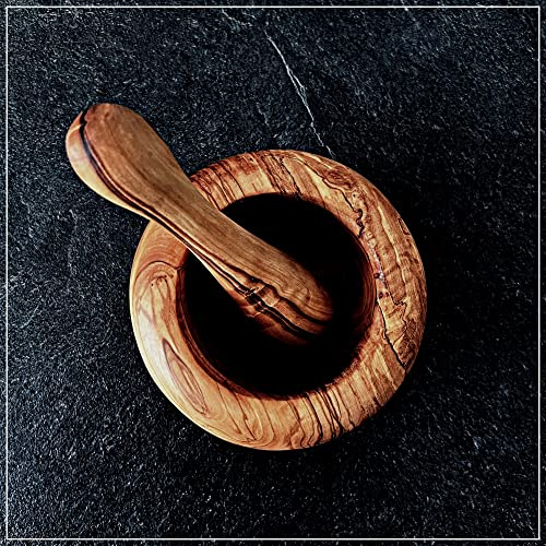 Racines Méditerranéennes Mortier en bois d'olivier + Pilon 100% Handmade Artisanale Ø 10 cm x ↑ 8 cm environ Cadeau Fêtes Occasion Unique & Naturel