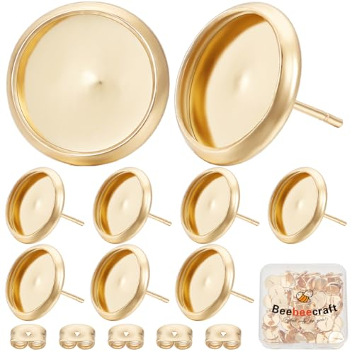 Beebeecraft 1 låda 50 st örhängen infattningsbrickor 18 K guldpläterade tomma runda cabochon spetsstolpe inställningar stiftörhänge fynd med 12 mm bricka och 50 st öronbakstycken för