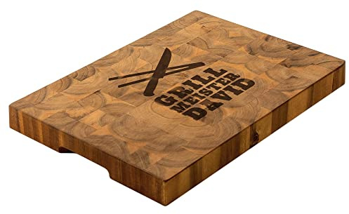 Casa Vivente Schneideblock aus Holz mit Gravur für Grillmeister, Personalisiert mit Name, Küchenzubehör für Genießer, 42 x 30 x 4 cm