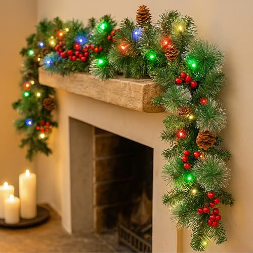 Marco Paul 2,7 m mehrfarbige beleuchtete Weihnachtsgirlande mit Lichtern – 2,7 m luxuriöse künstliche LED-Girlande aus Kiefer und Beeren, batteriebetrieben für Innen-Weihnachtsdekorationen und