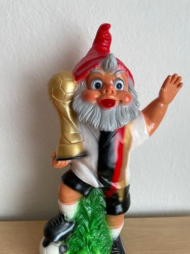 Generisch Gartenzwerg mit Pokal Fußball Fußballfan EM Deutschland