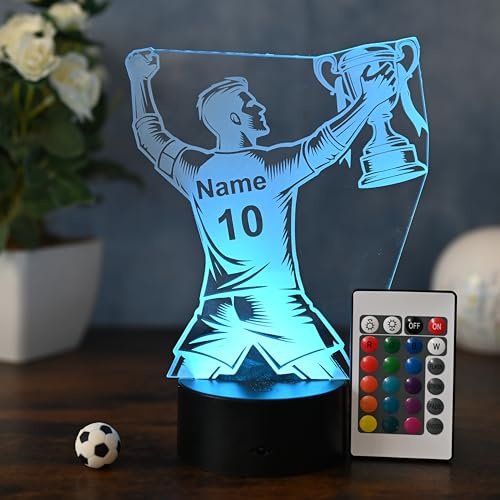 Optechvisual Personalisierte Fußball Lampe mit Pokal Design – LED Nachtlicht mit Name & Zahl – Geschenk für Fußballer, Jugendliche & Erwachsene – Tischlampe & Deko fürs Zimmer