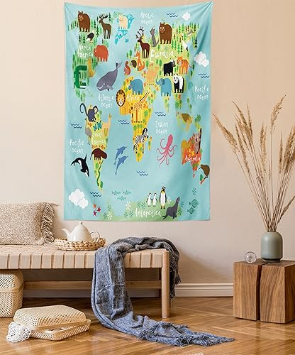 ABAKUHAUS Fernweh Wandteppich, Tierkarte der Welt für Cartoon Berge Wälder, aus Weiches Mikrofaser Stoff Wand Dekoration Für Schlafzimmer, 150 x 110 cm,Blassblau Gelb Grün