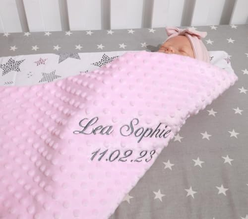 BotoBaby ★ Zweilagige Babydecke mit Namen und Datum Bestickt ★ Minky ★ Baumwolle ★ Füllung ★ (Hellrosa - Sternen, 75 x 100 cm)