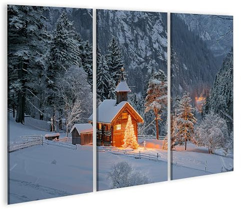 islandburner Prime Quadro su tela, Piccola capanna in legno con albero di Natale illuminato nella radura della foresta innevata con panorama di montagna, poster da parete