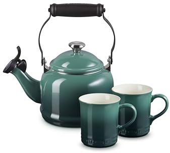 Le Creuset Demi-Wasserkocher aus Emaille auf Stahl mit Metalloberflächen und Steingut, Set mit 2 Tassen, 1,25 qt. Wasserkocher und (2) 400 ml Tassen, Artichaut
