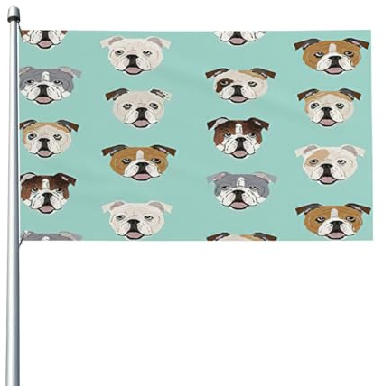 Englische Bulldogge mit Gesichtern, Gartenflagge, dekoratives Banner, Rasen, Haus, Terrasse und Wand