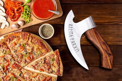TATLA CRAFT Pizzaschneider Wikinger Axt – Handgeschmiedetes Pizzamesser aus Carbonstahl mit Runen-Gravur – Wiegemesser mit Rosenholzgriff & Lederschutz – Pizza, Flammkuchen & Grill, Knife for Pizza