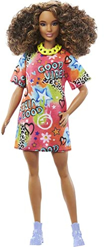 Barbie HPF77 Puppe, Spielzeug für Kinder, lockige, braune Haare, Fashionistas, athletischer Körperbau, T-Shirt-Kleid mit Graffiti-Druck, Kleidung und Accessoires, ab 3 Jahren