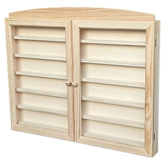 Sammlervitrine aus natürlichem Kiefernholz, Maße (B x T x H): 64 x 6 x 52,5 cm.