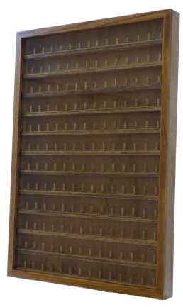 GRECA Vitrina Colecciones dedales. Capacidad: 168 dedales. Medidas (Ancho/Fondo/Alto): 50 * 5 * 70 cms. Acabado Barniz Roble.
