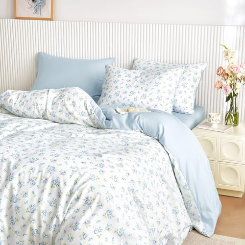 Wake In Cloud - Floral Comforter Set, Coquette Cottagecore Aesthetic Flower Shabby Chic Pattern for Women Teen Girls, Soft Lightweight Bedding, 3 Pieces, White Blue, Twin/Twin XL Size