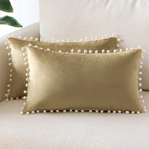 Sungeek 2er Set Samt Kissenbezüge, Weich Kissenbezug mit Pompons Dekorativ Zierkissenbezüge Dekokissen Sofakissen Couchkissen Deko Kissenhülle für Sofa Schlafzimmer Wohnzimmer (30x50 cm, Hellbraun)
