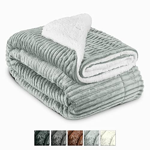 Beautissu Sherpa Decke Kuscheldecke Glitzereffekt XL in Lammfell-Optik | 150x200cm XL Hellgrau dicke hautfreundliche flauschige Winter Fleecedecke Wärmedecke Couch-Überwurf Sofadecke Wohndecke Elisa