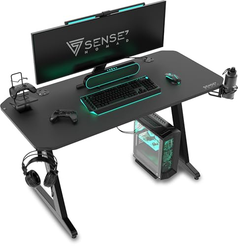 SENSE7 Ergonomischer Gamingtisch PC-Tisch Kohlefaseroberfläche 120x60cm | Kopfhörerhaken, Getränkehalter, Controllerhalter, PC Arbeitsplatz, Spielzimmer und Homeoffice, für Erwachsene