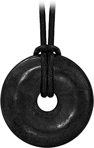 Kaltner Präsente Edelstein Halskette mit Anhänger/Schungit Schwarz/Lederband mit Donut Anhänger/Hochwertiger Edelsteinanhänger mit Lederkette/Ø Edelsteindonut 30 mm