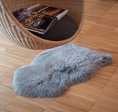 IPEA Tappeto di Vera Pelle di Pecora colore Grigio - PELLE PREMIUM - Made in Italy - 100/110 cm - Scendiletto Naturale Pelliccia Morbida e Folta per Camera da Letto, Salotto, Arredamento, Casa